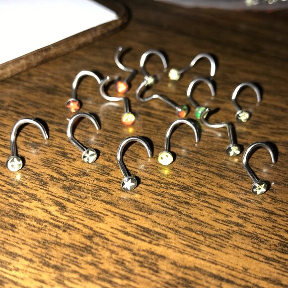 Black and White Skull and Crossbones 18 Gauge C-shaped Nose Ring - Picture 2 of 4